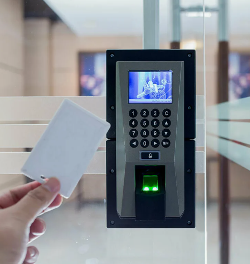 Установка контроля доступа в многоквартирный дом.